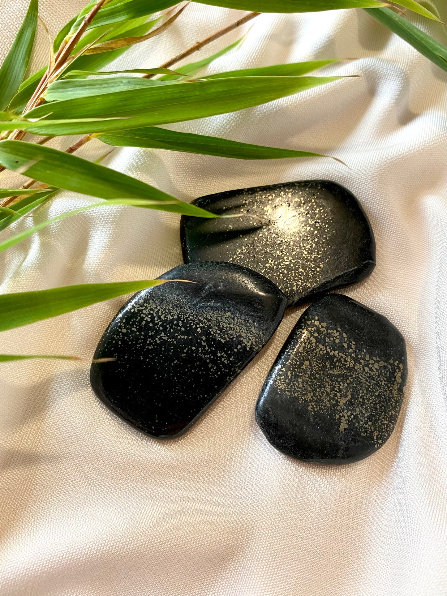 Kantenstein Pyrit in Schiefer